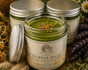 Könnte beinhalten: Drei Gläser mit grünem Kräuterbalsam und silbernen Schraubdeckeln. Das Etikett trägt den Text Willow Moon Botanical Body Care, Herbal Balm for dry irritated or damaged skin, Rooted in Nature, Crafted with Care, Handcrafted in Small Batches.