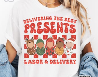 Camiseta de Natal para Enfermeira Obstétrica, Camiseta "Entregando os Melhores Presentes", Camiseta Fofa e Festiva para Enfermeira Obstétrica, Opções de Moletom com Capuz Unissex