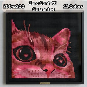 Peut inclure: Un motif de point de croix carré représentant un gros plan de visage de chat dans des tons de rose, marron et noir. Le texte en haut indique 200x200, Zero Confetti Guarantee et 11 Colors. Le motif est encadré d'une bordure noire avec une étiquette.