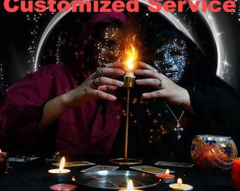 Pode incluir: Uma imagem com duas pessoas usando máscaras de joias, segurando uma vela acesa. A cena inclui velas acesas, cartas de tarô e um pote de vidro decorativo. O texto "Customized Service" é exibido em vermelho na parte superior.