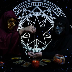 K&ouml;nnte beinhalten: Zwei maskierte Figuren in Kapuzenroben stehen vor einem leuchtenden geometrischen Design. Eine Figur h&auml;lt ein Pendel &uuml;ber der offenen Hand der anderen. Tarotkarten, eine brennende Kerze und eine dekorative Glasschale auf dem Tisch.