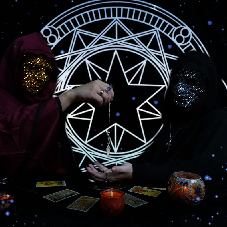 K&ouml;nnte beinhalten: Zwei maskierte Figuren in Kapuzenroben stehen vor einem leuchtenden geometrischen Design. Eine Figur h&auml;lt ein Pendel &uuml;ber der offenen Hand der anderen. Tarotkarten, eine brennende Kerze und eine dekorative Glasschale auf dem Tisch.
