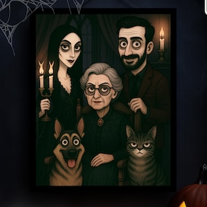 Puede incluir: Un retrato enmarcado con temática de Halloween de una familia con un perro y un gato. Los miembros de la familia visten ropa oscura y sostienen velas. El fondo es oscuro con una telaraña y calabazas.