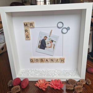 Marco de caja, personalizado, marco de pie, celebración, marco de letras de Scrabble, cumpleaños, aniversario, boda, graduación, regalo, nuevo bebé, familia