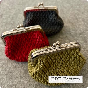 Puede incluir: Tres monederos de ganchillo con marcos de metal. Los monederos son rojo, verde y gris. La imagen incluye el texto "PDF Pattern".