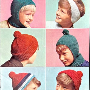 Può includere: Pubblicità vintage con sei modelli di caschi e berretti in maglia per ragazzi. L'immagine include il testo "PATONS Double Knittings & Capstan 6008" e "A collection of six helmets and caps for boys."