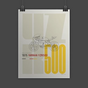 Puede incluir: Un póster con un dibujo lineal de una motocicleta Yamaha YZR500 de 1975. El diseño incluye el número "2" y el texto "600" en amarillo, con el nombre y el año de la motocicleta debajo. El fondo es de color beige claro.