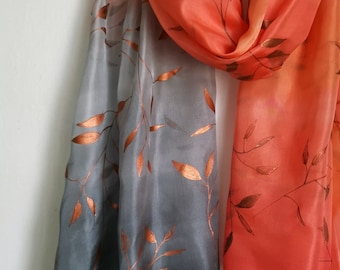 Handgeschilderde zijden sjaal, zalmgrijze ombre met koperen bladeren, luxe cadeau voor haar