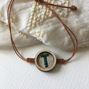 Pulsera personalizada, Joyas bordadas a mano, Pulsera Boho con letra BOLD bordada en punto de cruz, Regalo para adolescentes, regalo para mejor amigo