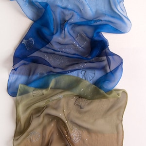 Cachecol de chiffon de seda leve azul, cachecol de pescoço longo, conchas, foulard de dois tons, estilo minimalista, cachecol pintado à mão, presente de dia das mães