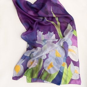 Handbemalter Seidenschal- Die lila Iris. Lila Blumenschals, Blumenmalerei, einzigartiges Muttertagsgeschenk, OOAK handgemachter Schal