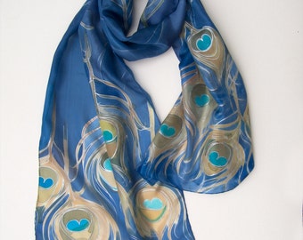 Sciarpa in seta dipinta a mano con motivo ali di pavone, in chiffon blu, ideale come regalo, 70x35 cm. - Italia
