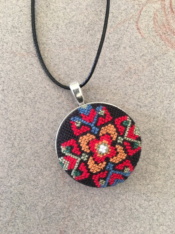 手刺繍クロスステッチペンダントネックレス、ブルガリアの民芸品 
