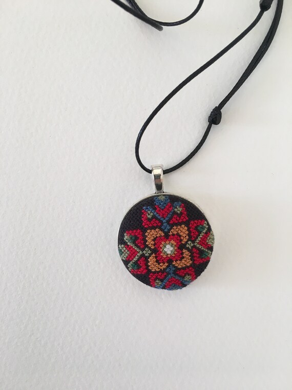 手刺繍クロスステッチペンダントネックレス、ブルガリアの民芸品 