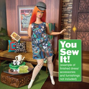 Puede incluir: Una muñeca con un vestido sin mangas estampado en tonos azules, verdes y marrones, combinada con medias de red blancas y botas. La muñeca tiene el pelo naranja y un sombrero a cuadros. Incluye el texto "You Sew It!"