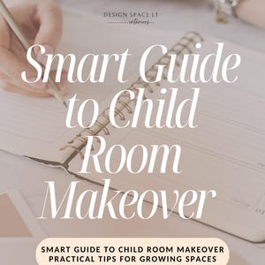 Puede incluir: Un cuaderno con el texto "Smart Guide to Child Room Makeover" y el subtítulo "A Proven Method by Viktorija Papla". El cuaderno está abierto y una mano está escribiendo en él con un lápiz.