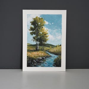 Dipinto acrilico originale 14,8 x 21 cm, paesaggio estivo con alberi lungo un ruscello e cielo azzurro, dipinto nei colori blu, arte murale di una giornata di sole