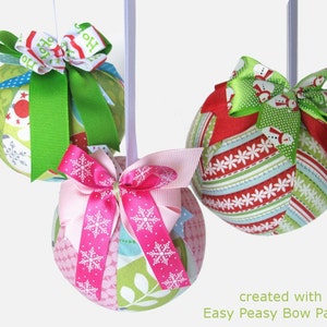Może przedstawiać: Trzy ręcznie robione ozdoby choinkowe z patchworkowych wzorów z tkaniny i zielonych, czerwonych i różowych kokardek. Ozdoby są ozdobione śnieżynkami, gwiazdami i innymi świątecznymi wzorami. Tekst "created with Easy Peasy Bow Pattern" jest widoczny na dole obrazu.