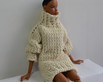 Abito maglione oversize in maglia per bambole da 11,5-12 pollici, collo alto color crema (Integrity / Barbie)