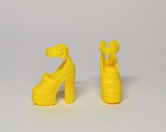 Tacones de plataforma amarillos con correa en el tobillo. Se adaptan a la mayoría de las muñecas de moda de escala 1/6.