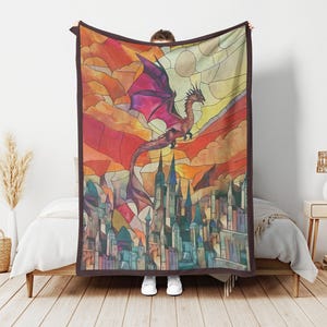 Könnte beinhalten: Eine Wurfdecke im Stil eines Buntglasfensters mit einem roten Drachen, der über eine Skyline fliegt. Der Drache hat lila Flügel und einen gelben Hintergrund.