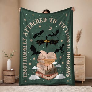 Fjärde vingen filt, drakryttare filt, fantasy drake, fantasy romance läsargåva, romantisk bok merchandise, fantasy läsare, boklig filt