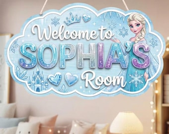 Op de afbeelding: Een lichtblauw houten bord in de vorm van een wolk, met de tekst "Welcome to SOPHIA'S Room" en een illustratie van een prinses. Het bord is versierd met sneeuwvlokken, een kroon en harten. Het hangt aan een wit touwtje.