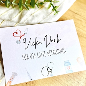 Könnte beinhalten: Eine weiße Karte mit dem deutschen Text "Vielen Dank" und "FÜR DIE GUTE BETREUUNG". Die Karte zeigt Aquarellillustrationen von medizinischen Instrumenten, darunter ein Stethoskop, eine Spritze und eine Medikamentenflasche.