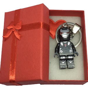 Anpassad Iron Man-nyckelring tillverkad med en äkta modifierad LEGO-minifigur och presentask - handgjord superhjältepresent