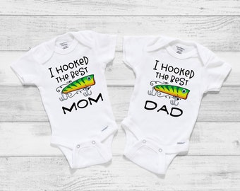 Baby shirt | I hooked the best mom | baby bodysuit | funny infant shirt | cute baby shirt | kid shirt I hooked the best dad | Fishing shirt