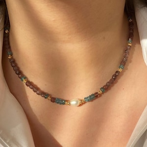Collar de cuarzo fresa, apatita y perlas / Gargantilla hecha a mano con baño de oro