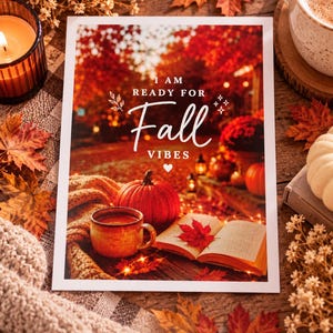 Könnte beinhalten: Ein rechteckiger Druck mit dem Text I AM READY FOR Fall VIBES und einem Herzsymbol. Das Bild zeigt eine lebendige Herbstszene mit einem leuchtend orangefarbenen Kürbis, einer warmen Tasse, einem offenen Buch mit einem roten Blatt und Lichterketten.