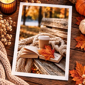 Peut inclure: Une photographie rectangulaire montrant un livre ouvert, un gobelet à café jetable et une couverture en tricot beige posés sur un banc en bois vieilli. Une feuille d'érable orange vif repose sur les pages, sur un fond de parc automnal flou.