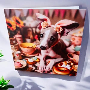 Carte de voeux - Whippet lunatique Tea Party - Adorable chien avec des noeuds roses et des roses - Floral dynamique et friandises - Art animalier fait main