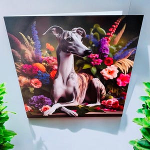 Tarjetas de felicitación - Elegante whippet entre flores vibrantes - Tarjeta de arte floral para perros - Papelería exclusiva para amantes de las mascotas / Tarjeta con arte animal