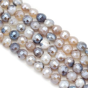Peut inclure: Un brin de perles de pierres précieuses facettées dans des tons de gris, brun et blanc. Les perles sont rondes et ont une finition lisse et polie.