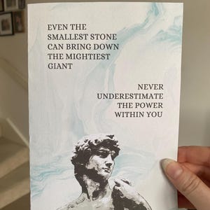 Empowerment-inspirerende kaart – 'Zelfs de kleinste steen...' – motiverende boodschap David & Goliath – aanmoediging en kracht – digitaal