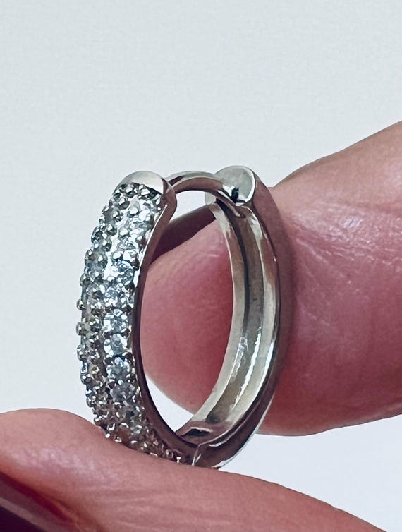 Orecchini a cerchio ovali scintillanti con perla barocca | Argento e oro – Scream Pretty
