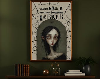 Pode incluir: Uma impressão de arte emoldurada com uma ilustração gótica de uma mulher e o texto "Wearing Black Until I Find Something Darker". A obra de arte está pendurada acima de um sofá marrom com almofadas. A sala tem paredes verde-escuras e estantes.