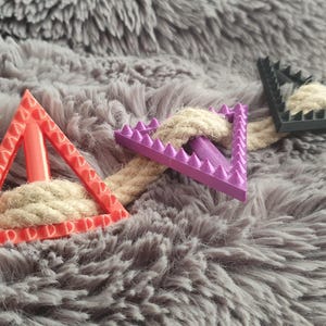 set di 3 giocattoli a triangolo con corda a punta