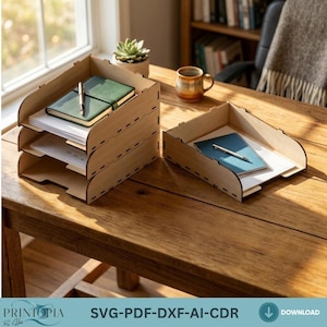 Könnte beinhalten: Zwei Schreibtisch-Organizer aus Holz mit einem geschichteten Design. Ein Organizer hat drei Ebenen mit einem grünen Notizbuch, Papieren und einem Stift. Der andere Organizer hat eine einzelne Ebene mit einem blauen Notizbuch und einem Stift. Der Text "SVG-PDF-DXF-AI-CDR" ist sichtbar.
