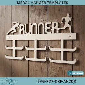 Op de afbeelding: Een houten medaillehanger met het woord "RUNNER" en hardloopfiguren. De hanger heeft meerdere haken om medailles weer te geven. De tekst "MEDAL HANGER TEMPLATES" staat bovenaan. De onderste tekst luidt "SVG-PDF-DXF-AI-CDR".