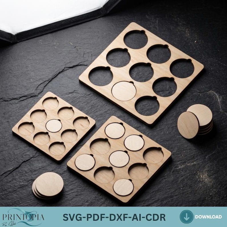 Op de afbeelding: Houten knutselbenodigdheden, waaronder drie vierkante trays met cirkelvormige uitsparingen en verschillende ronde houten schijven. De trays zijn gerangschikt op een donker oppervlak. De afbeelding bevat ook de tekst "SVG-PDF-DXF-AI-CDR".