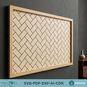 Op de afbeelding: Een rechthoekig houten wandkunstwerk met een visgraatpatroon. Het kunstwerk is omlijst in lichtgekleurd hout en gemonteerd op een donkergrijze muur. De tekst "SVG-PDF-DXF-AI-CDR" is zichtbaar onderaan.
