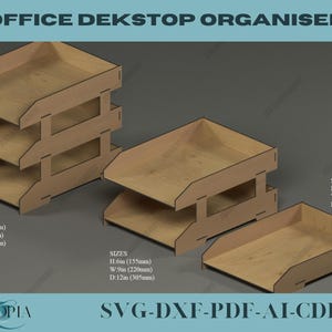 Op de afbeelding: Drie houten bureau-organizers in verschillende maten. De grootste heeft drie niveaus, de middelste heeft er twee en de kleinste is een enkele lade. De tekst "OFFICE DEKSTOP ORGANISER" staat bovenaan. Afmetingen worden weergegeven in inches en millimeters.