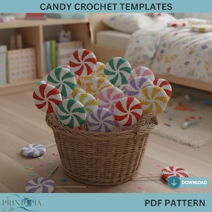 Może przedstawiać: Wiklinowy kosz wypełniony kolorowymi szydełkowymi lizakami. Lizaki mają czerwone, zielone, żółte i fioletowe spiralne wzory. Tekst "CANDY CROCHET TEMPLATES" znajduje się na górze. Tekst "PDF PATTERN" i strzałka pobierania znajdują się na dole.