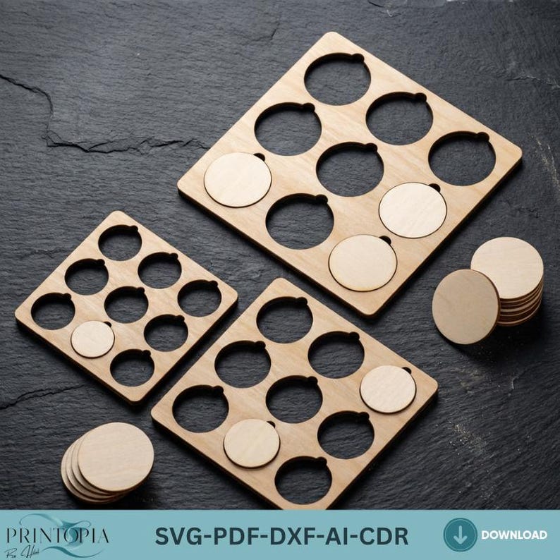 Op de afbeelding: Drie houten knutselorganizers met cirkelvormige uitsparingen en bijpassende ronde houten stukken. De organizers zijn gerangschikt op een donkere ondergrond. De tekst "SVG-PDF-DXF-AI-CDR" is onderaan zichtbaar.