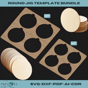 Op de afbeelding: Een bundel ronde sjablonen en houten cirkels. De sjablonen zijn lichtbruin met cirkelvormige uitsparingen en gemarkeerd met 5x5" en 4x4". Er zijn ook stapels onafgewerkte houten cirkels.