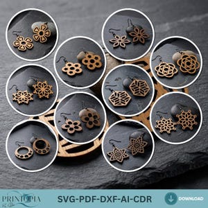 Op de afbeelding: Een verzameling houten oorbellen in diverse bloemen- en geometrische ontwerpen. Elk paar oorbellen wordt gepresenteerd in een cirkelvormige lijst, met ingewikkelde uitgesneden patronen en donkere metalen haken. De oorbellen zijn lichtbruin van kleur.