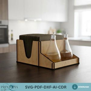 Könnte beinhalten: Ein Küchen-Organizer aus Holz mit einem Serviettenhalter und zwei Glasflaschen mit silbernen Verschlüssen. Die Flaschen enthalten Flüssigkeiten in verschiedenen Farben. Der Organizer steht auf einer dunkelbraunen Oberfläche. Der Text "SVG-PDF-DXF-AI-CDR" befindet sich unten.